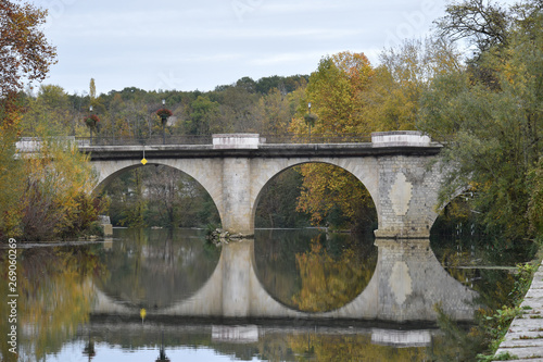 Jeu de lignes et graphisme pour ce pont de pierre se mirant la rivière, magnifique reflet de l'édifice dans l'eau photo