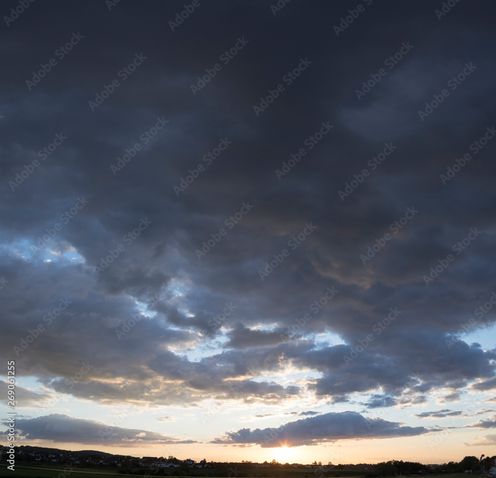Fototapeta premium Dichte Wolken bei Sonnenuntergang