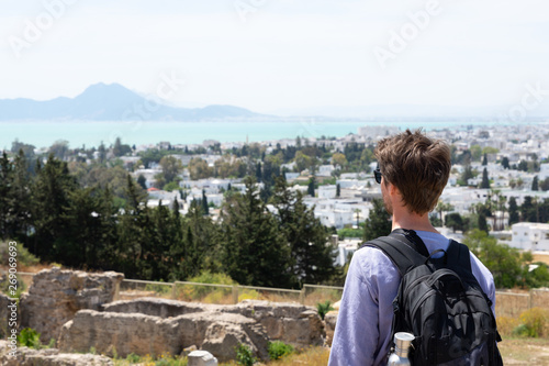 Touriste au site archéologique de Carthage, Tunisie