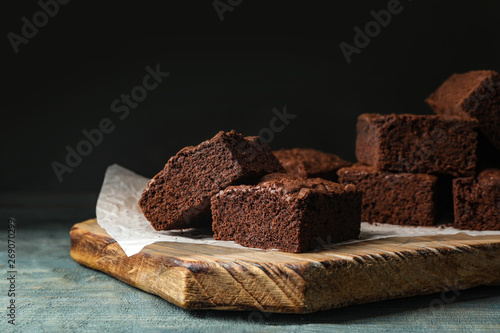 Cuadro en lienzo Wooden board with fresh brownies on table