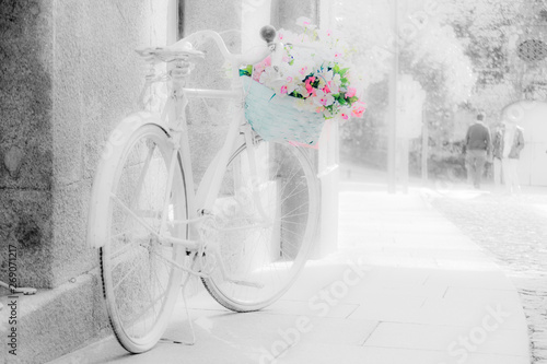 Quadro em tela bicicleta blanca con flores en la cesta en ambiente suave, luminoso y clave alta