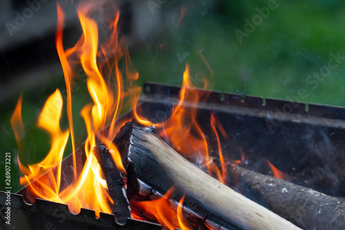 Feuer auf Holz mit Dunst