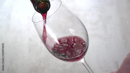 vin rouge versé en super slow motion