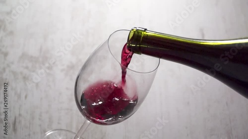 vin rouge verre bouteille ralentit