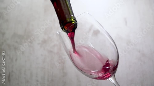 vin rouge versé en super slow motion