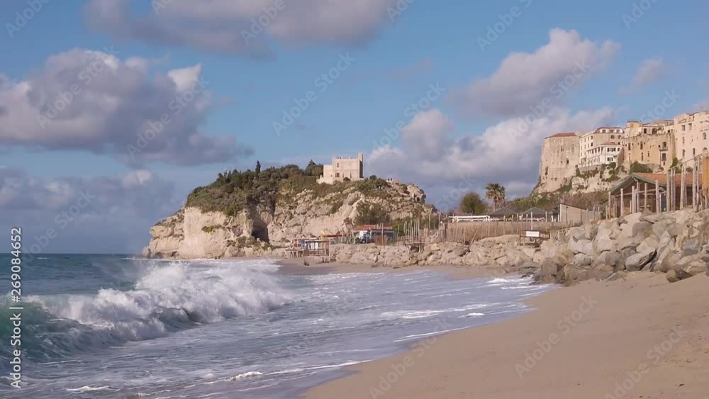 Santuario di Santa Maria dell'Isola a Tropea, in Calabria. Vista della chiesa che si affaccia sul mare Mediterraneo. Santuario di Santa Maria dell'Isola a Tropea, in Calabria. Vista della chiesa che si affaccia sul mare Mediterraneo.