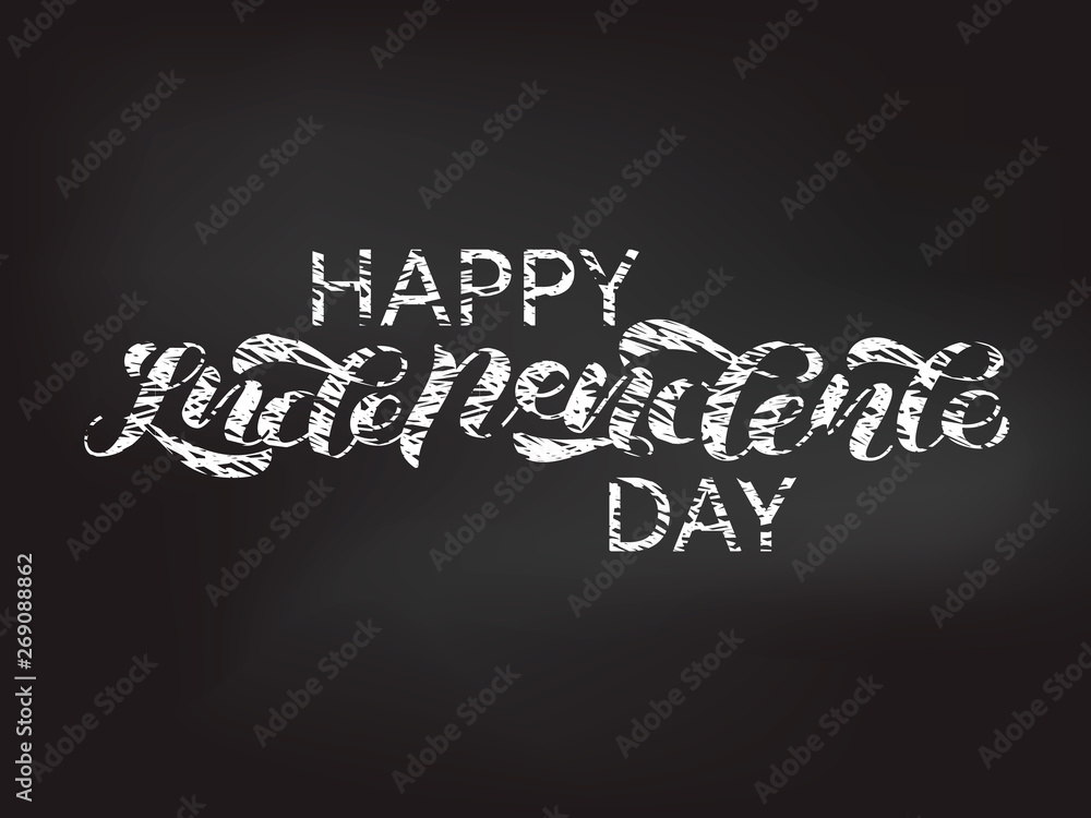Obraz premium Happy Independence Day lettering with chalk effect. Vector illustration