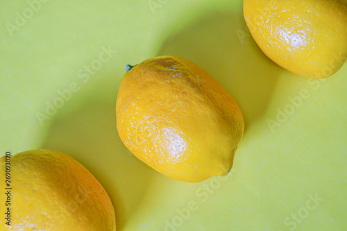 Fotografie Diagonal row of lemons on a pastel background