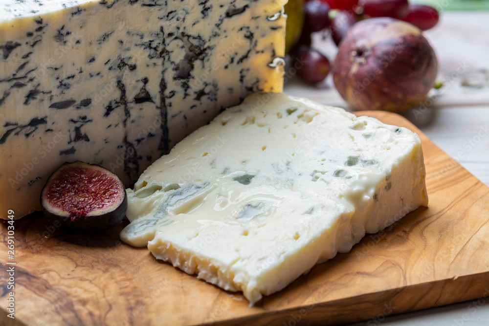 Gorgonzola picant and dolce Italian blue cheese, made from unskimmed cow's milk in North of Italy Gorgonzola picant and dolce Italian blue cheese, made from unskimmed cow's milk in North of Italy