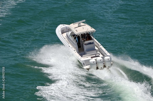 Slika na platnu Young couple enjoying a high speed pleasure cruise on the Florida Intra-Coastal