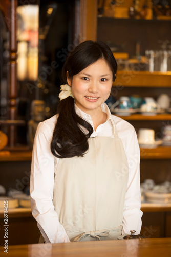 微笑むカフェの店員