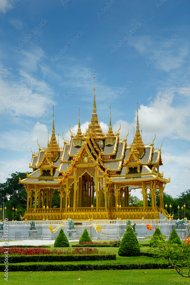 Naklejka premium Buddhist temple in Thailand with traditional architecture