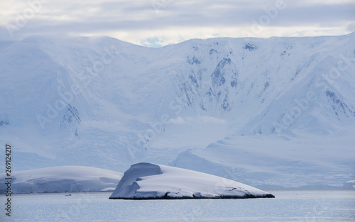 Antarctic glacier © Betty Rong