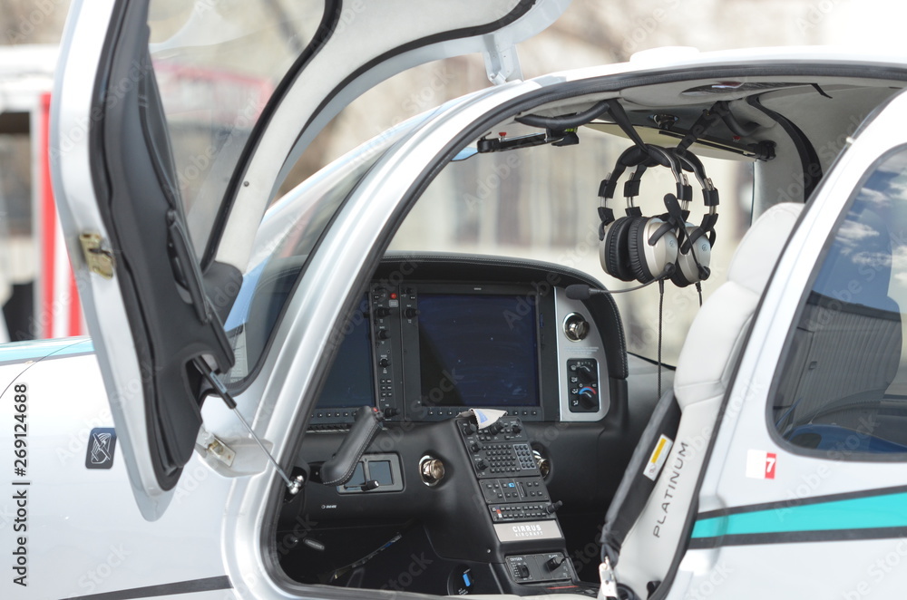 Cirrus cockpit dark Cirrus cockpit dark