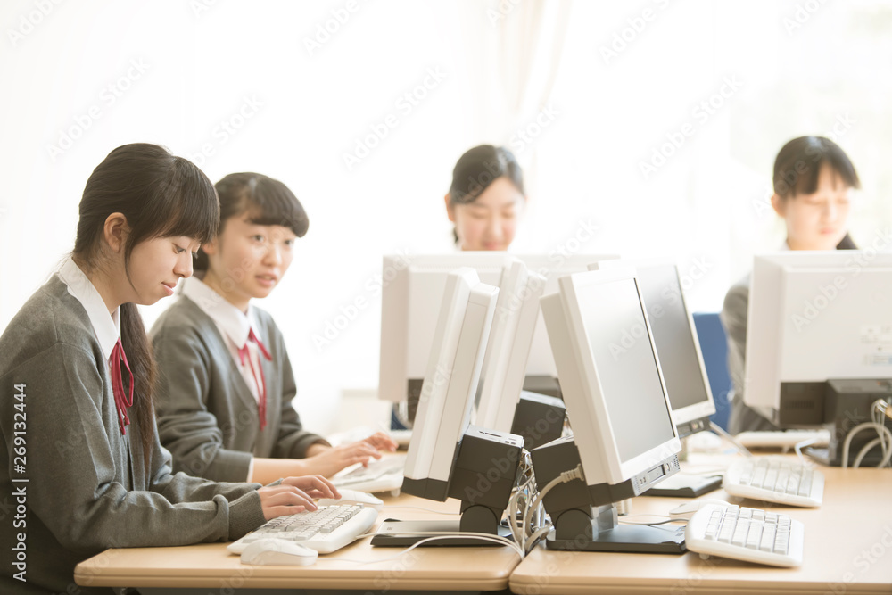 パソコンの授業を受ける女子学生 パソコンの授業を受ける女子学生