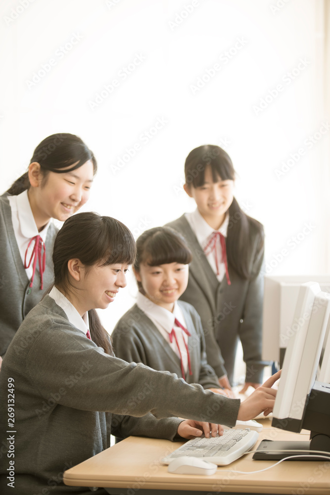 パソコンの画面を見る女子学生 パソコンの画面を見る女子学生