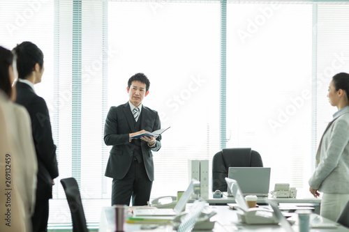 朝礼で話すビジネスマン photo