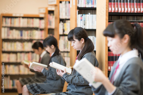 図書室で本を読む女子学生