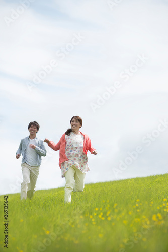 草原を走るカップル