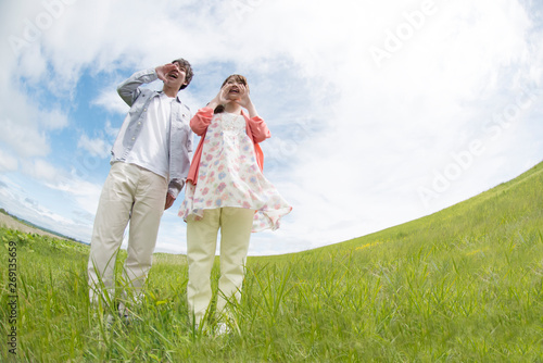 草原で叫ぶカップル