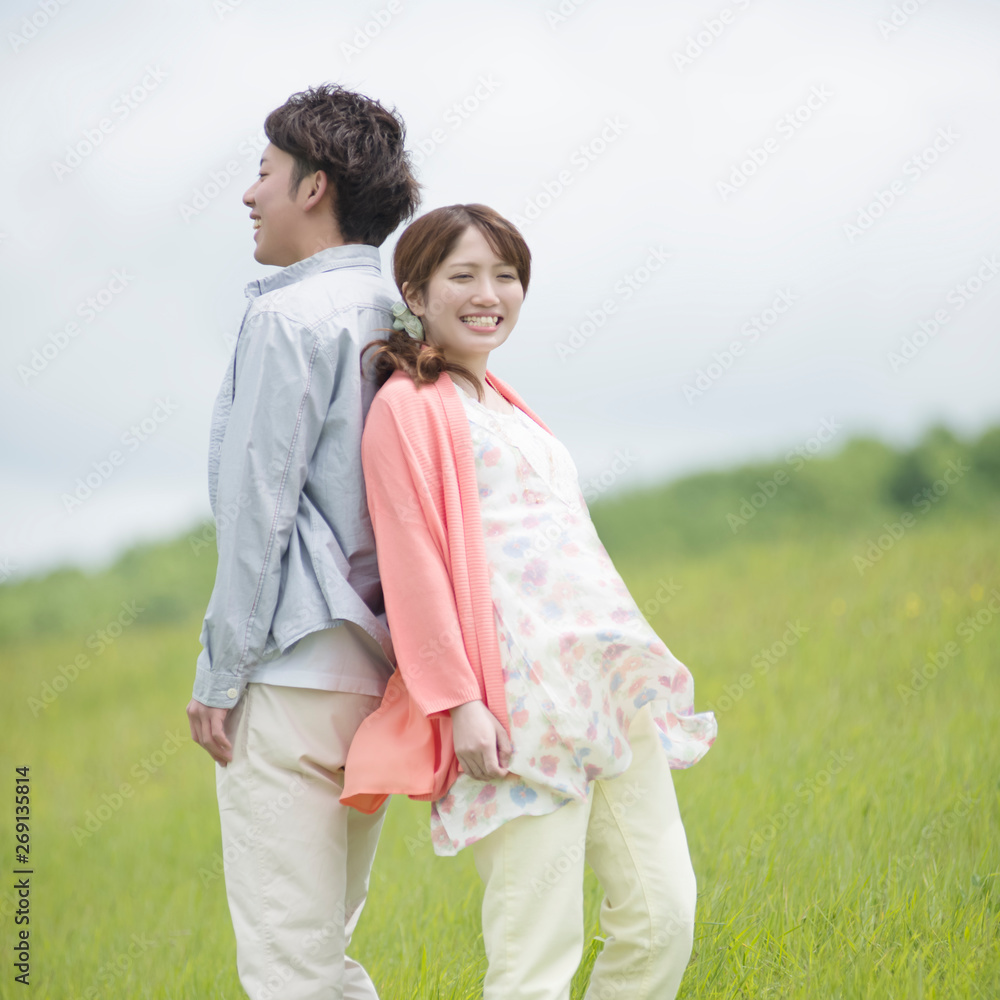 背中合わせに立つカップル