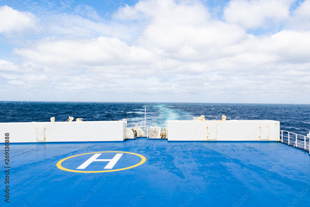船の甲板とヘリポートと海