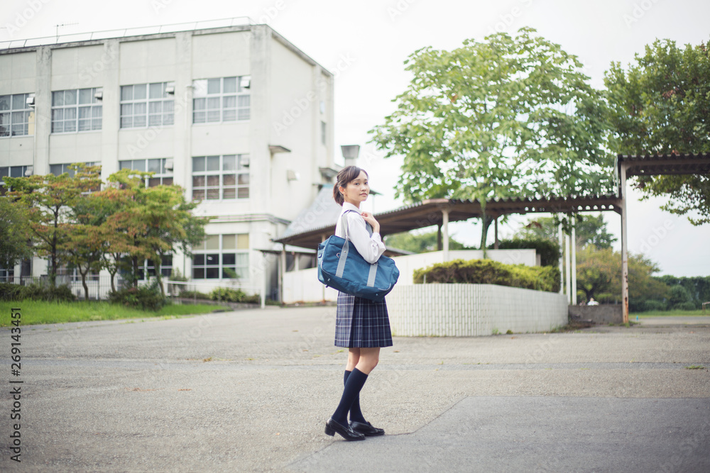 校舎の前に立つ女子高生 Stock Photo | Adobe Stock