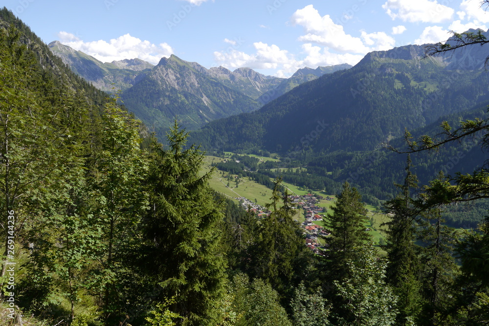 Blick in das Alpental von Hinterstein im Allgäu bei Bad Hindelang