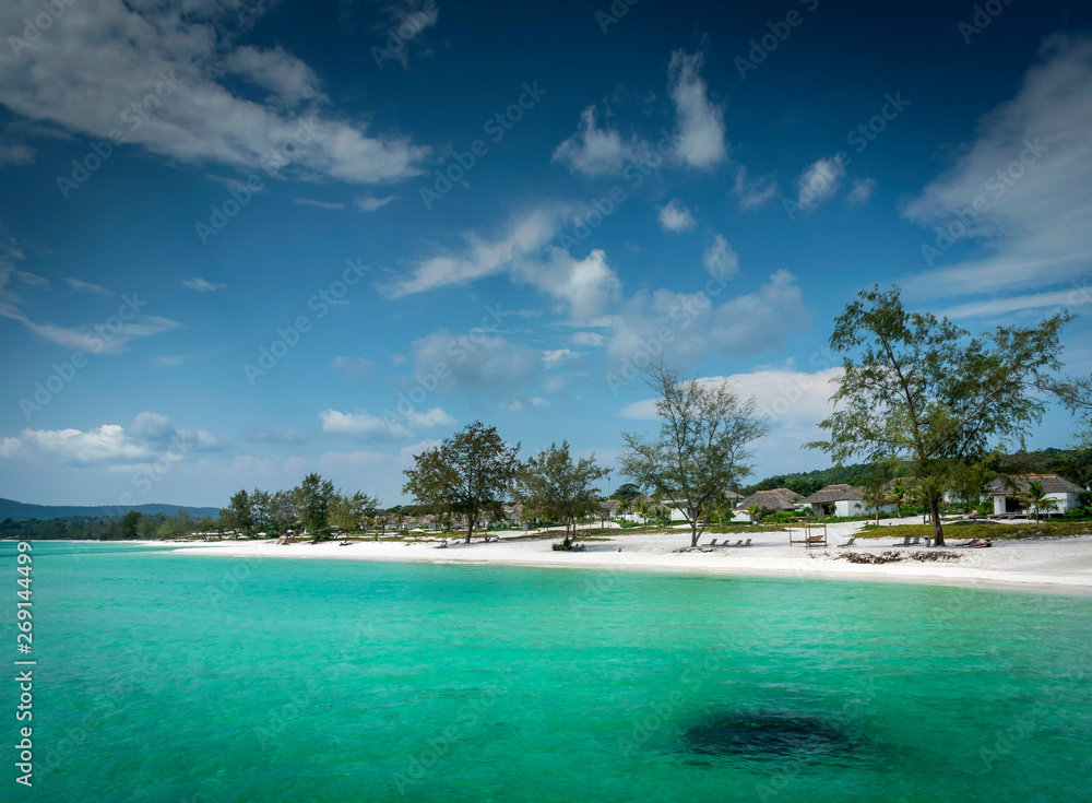 Naklejka premium rajska plaża na wyspie koh rong w pobliżu wybrzeża kambodży Sihanoukville