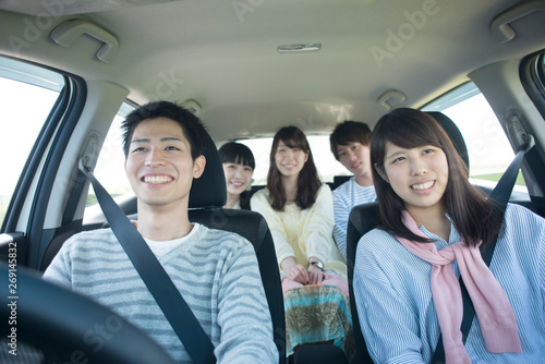 車の中で微笑む大学生 © ohayou!