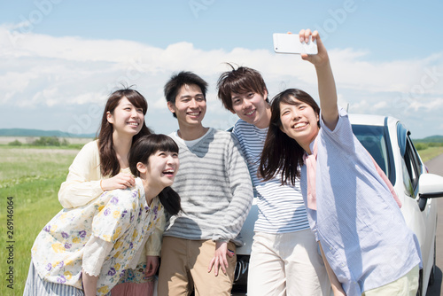 車の周りで写真を撮る大学生