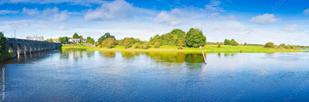 Fototapeta premium Shannonbridge city with the stone bridge (Europe - Ireland)