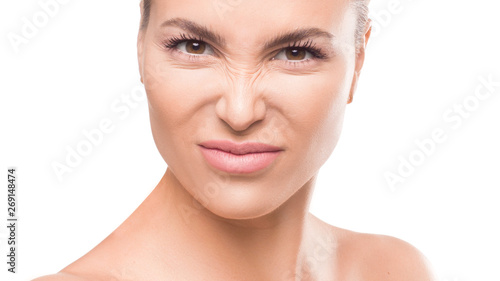 Fotografía Beautiful girl smiles mischievously and wrinkles her nose funny