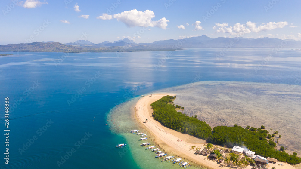 Obraz premium The island of white sand with mangroves. The sea landscape of Honda Bay, view from above. sand bar on coral reefs, Palawan, Philippines.