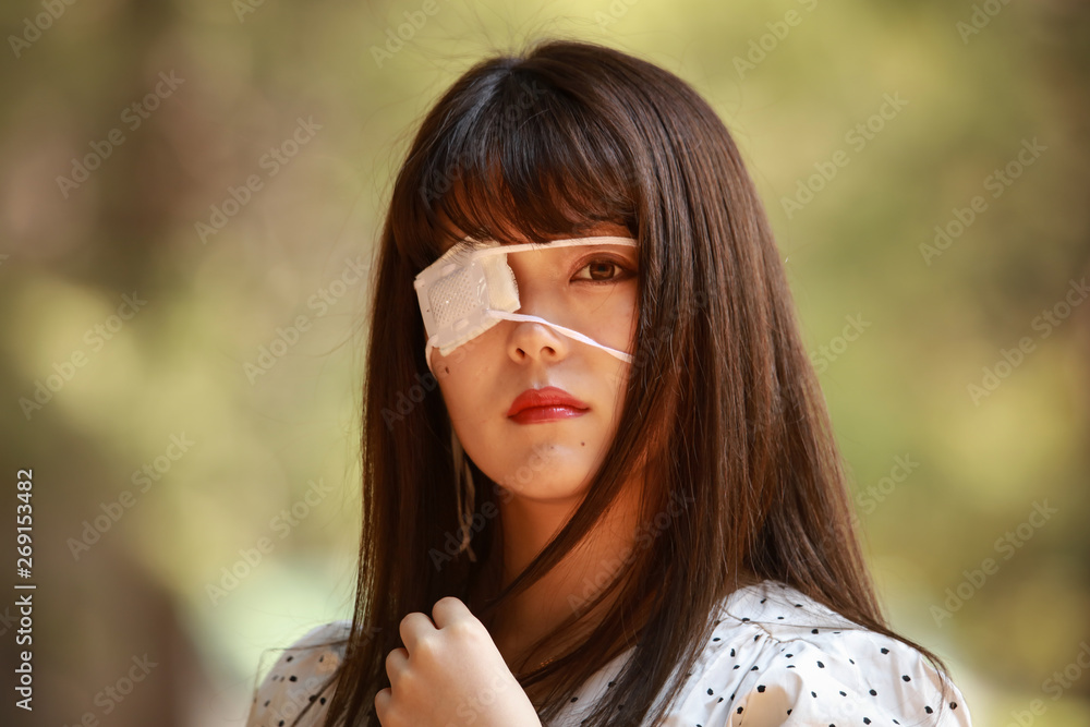 眼帯を着ける女性 Stock 写真 Adobe Stock