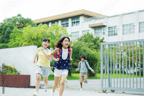 校門から走り出す小学生 photo