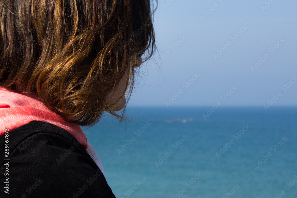 jeune femme devant l' horizon , rever, partir, voyager jeune femme devant l' horizon , rever, partir, voyager