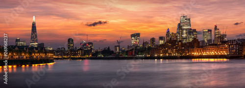 Panorama der beleuchteten Skyline von London, Großbritanninen, bei Sonnenuntergang