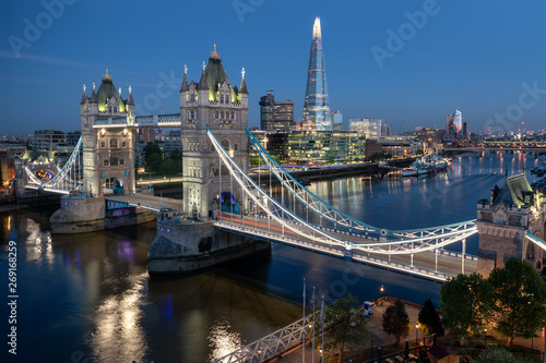 Die beleuchtete Tower Brücke und Skyline in London am Morgen, Großbritannien