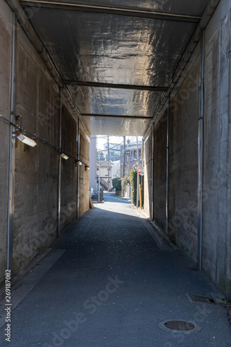 Wallpaper Mural 鉄道高架下の通路 Torontodigital.ca