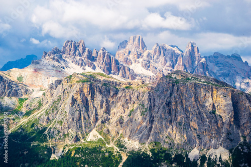 Foto Torri di Falzarego and Col dei Bos in foreground