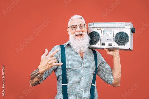 Fotografía Happy senior man listening to music with boombox outdoor - Crazy hipster male ha