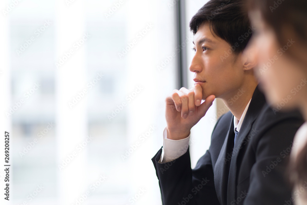 顎に手をあて考えるビジネス男性の横顔 Stock Photo Adobe Stock