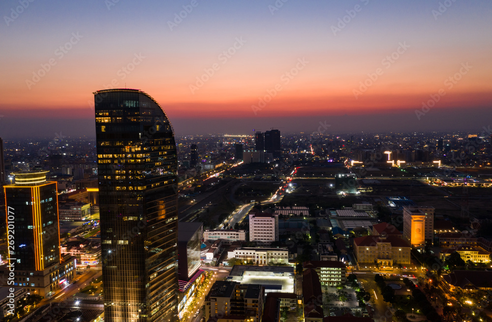 Obraz premium Landscape Phnompenh city from drone on the night