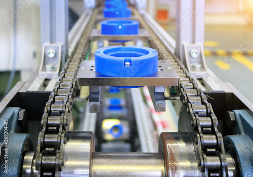 Fotografie Automatic jig transfer on top chain conveyor of automation machine in factory