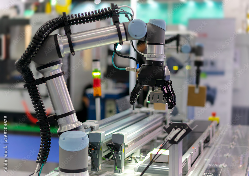 Factory 4.0 concept : View on universal robot is sorting goods on automatic conveyor by system in smart Stock Photo | Adobe Stock
