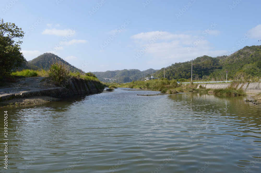日本の田舎の川辺の風景