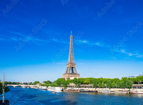パリ　エッフェル塔とセーヌ川 © oben901