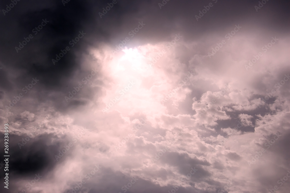 Obraz premium The sun behind the clouds