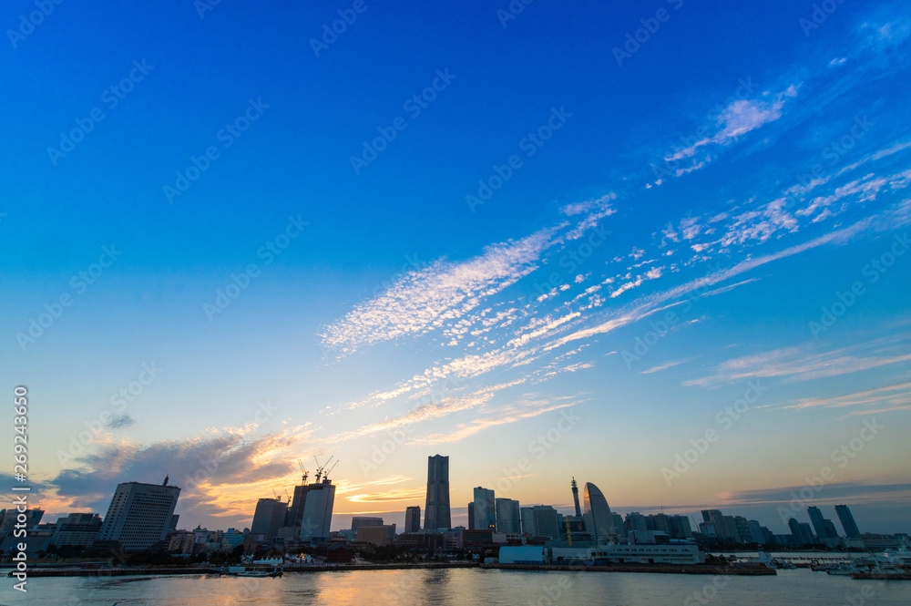 Naklejka premium 夕暮れの横浜みなとみらい 大さん橋から